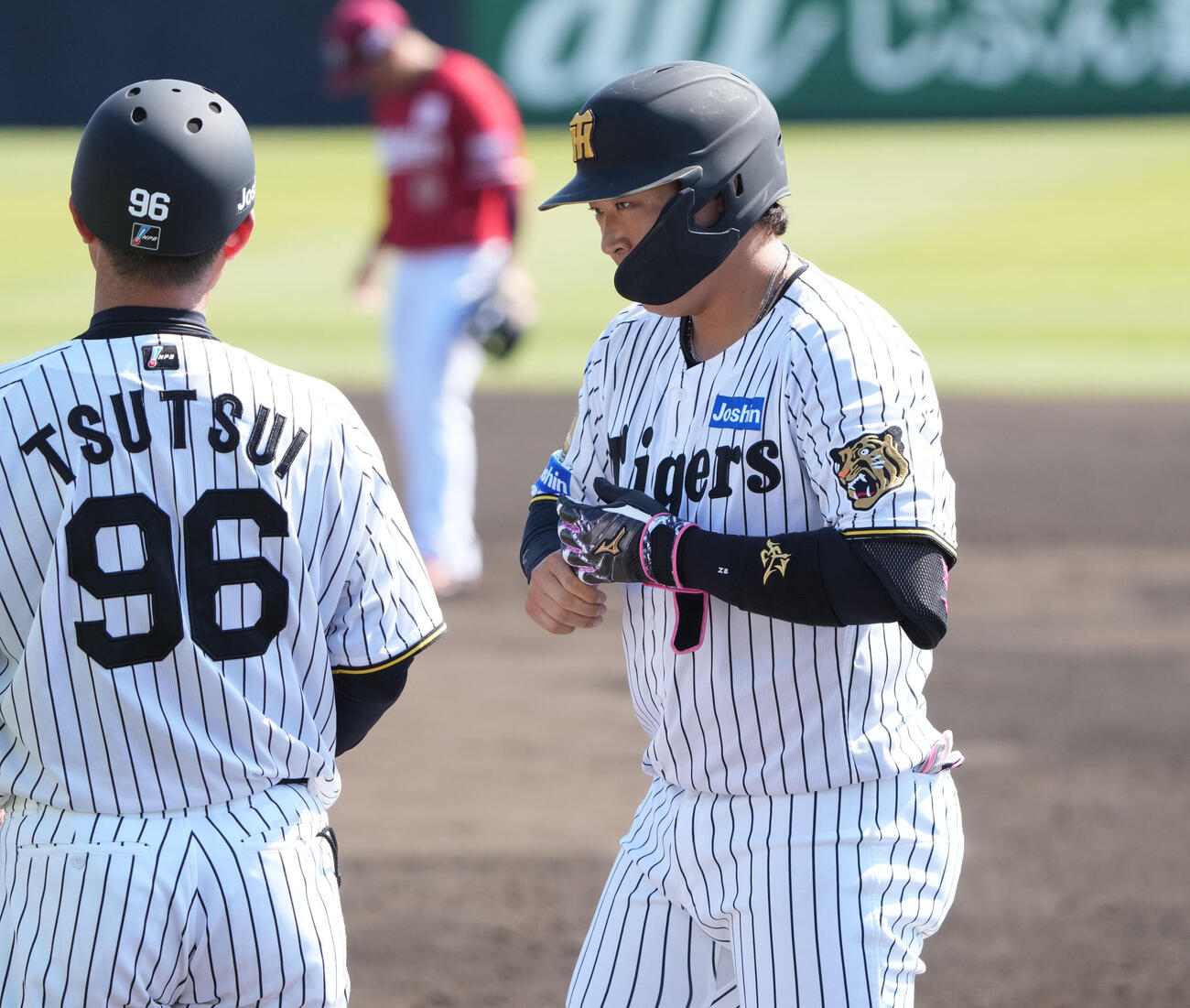 練習試合　阪神対楽天　4回裏阪神2死一塁、大山（右）は中前打を放ち出塁する（撮影・森本幸一）
