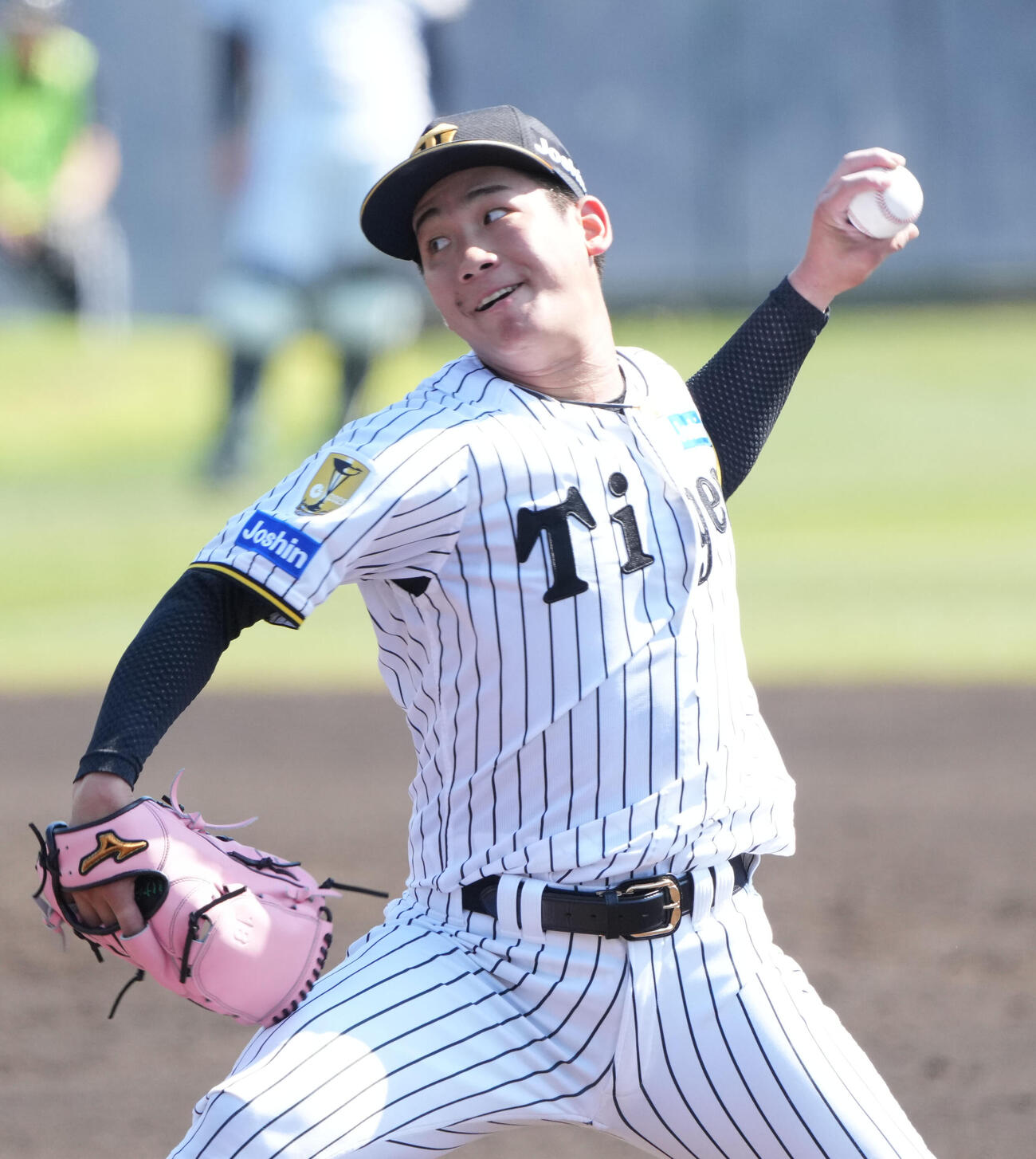 練習試合阪神対楽天　2回表、阪神2番手で登板し力投する伊原（撮影・森本幸一）