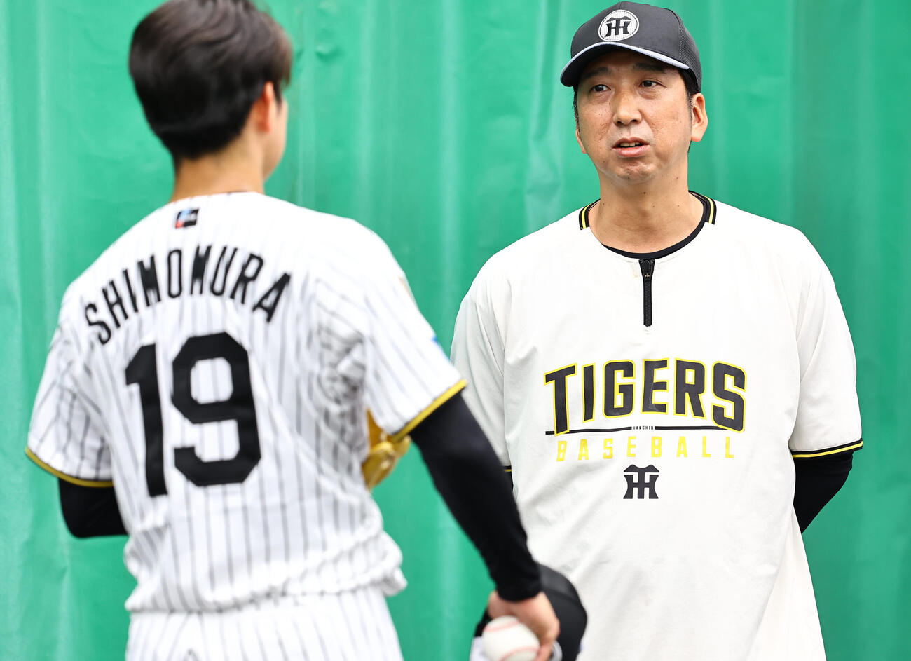 阪神対楽天　ブルペンで下村（左）と話をする阪神藤川監督（撮影・上田博志）