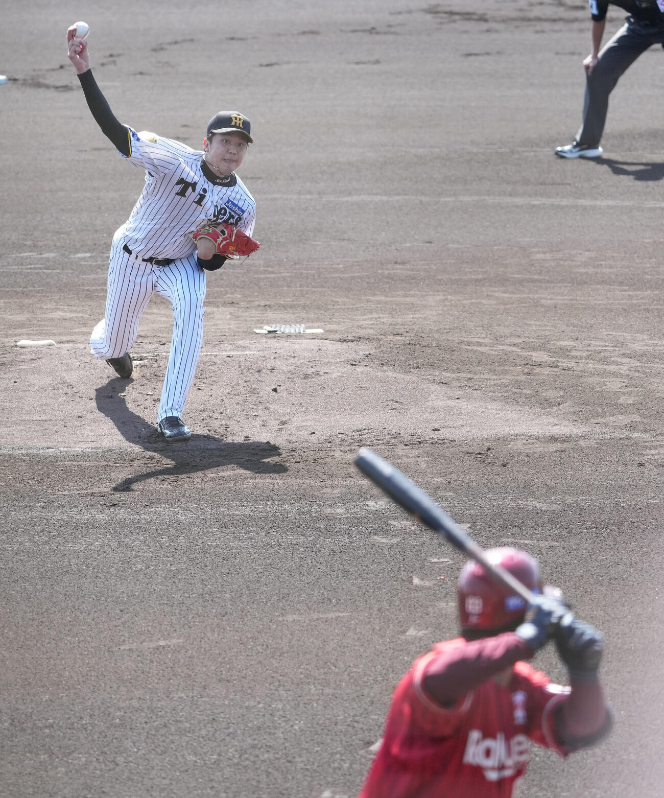 練習試合　阪神対楽天　1回表、登板する阪神先発の才木（撮影・森本幸一）