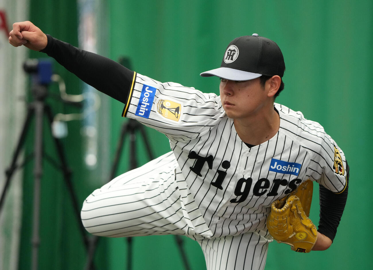 ブルペンで投球練習をする下村（撮影・森本幸一）