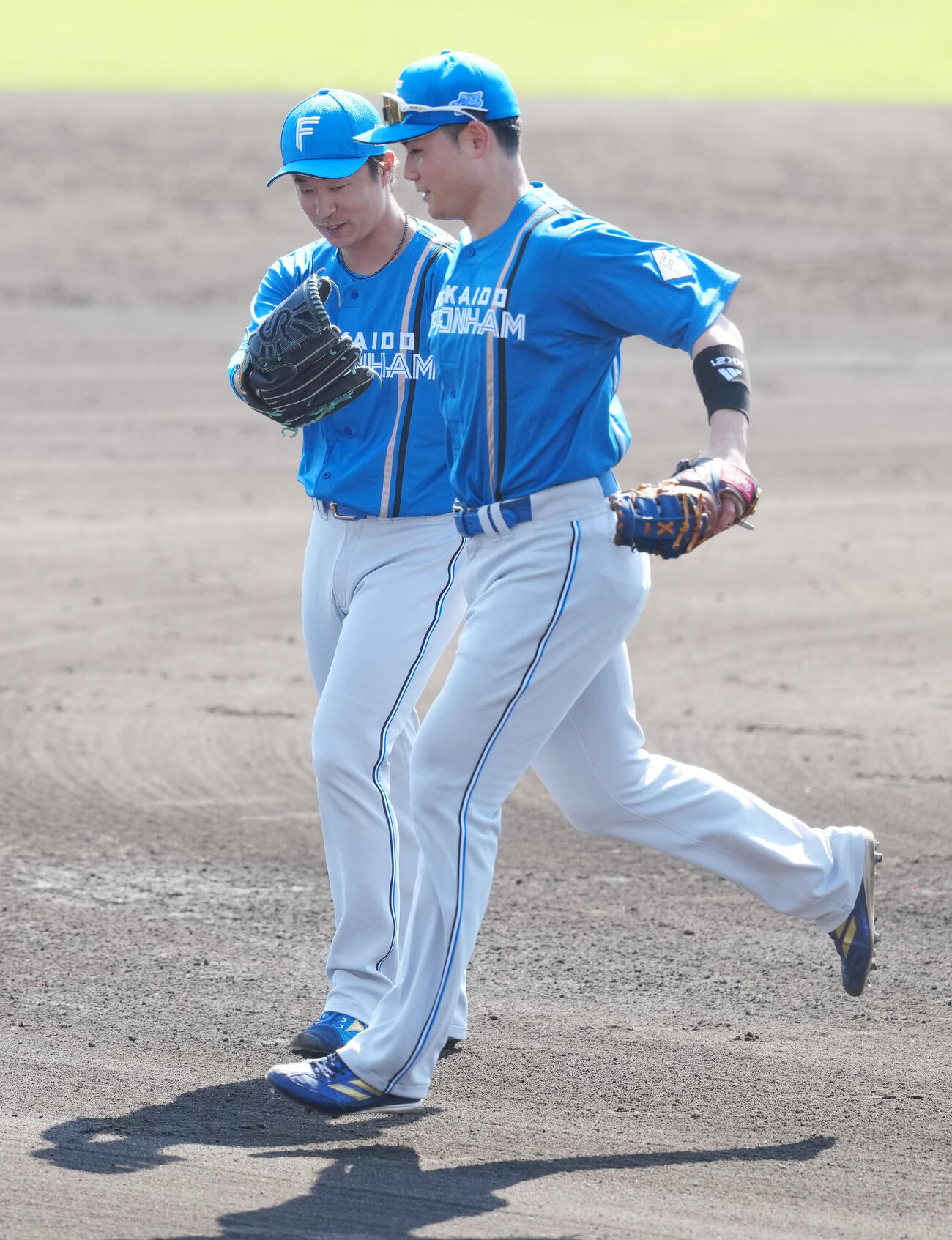 日本ハム紅白戦で登板後、清宮幸（右）とタッチを交わす紅組2番手の島本（撮影・江口和貴）