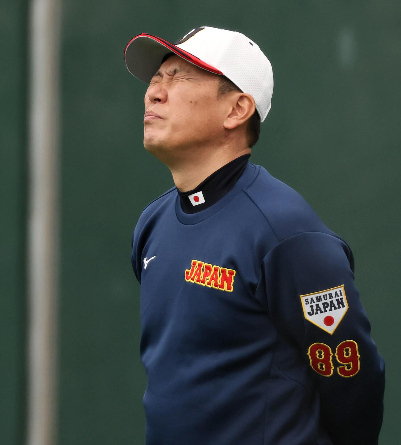 目をつぶる侍ジャパン井端監督（撮影・加藤哉）