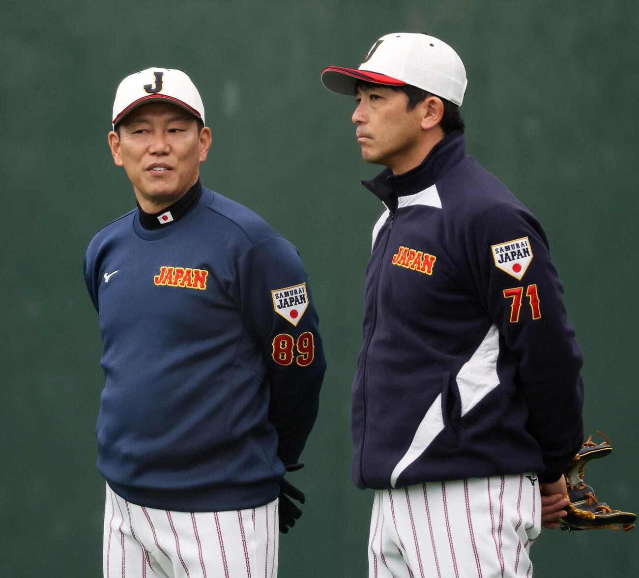 木の花ドーム内で話し込む侍ジャパン井端監督（左）と松田コーチ（撮影・加藤哉）