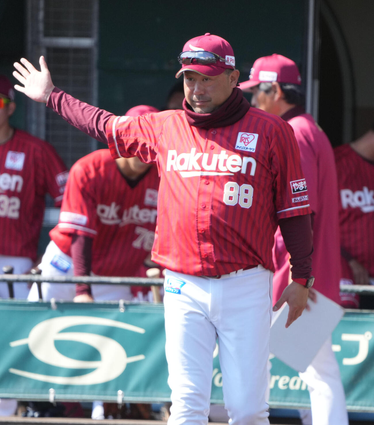 練習試合　阪神対楽天　5回表終了、選手交代を告げる三木監督（撮影・森本幸一）