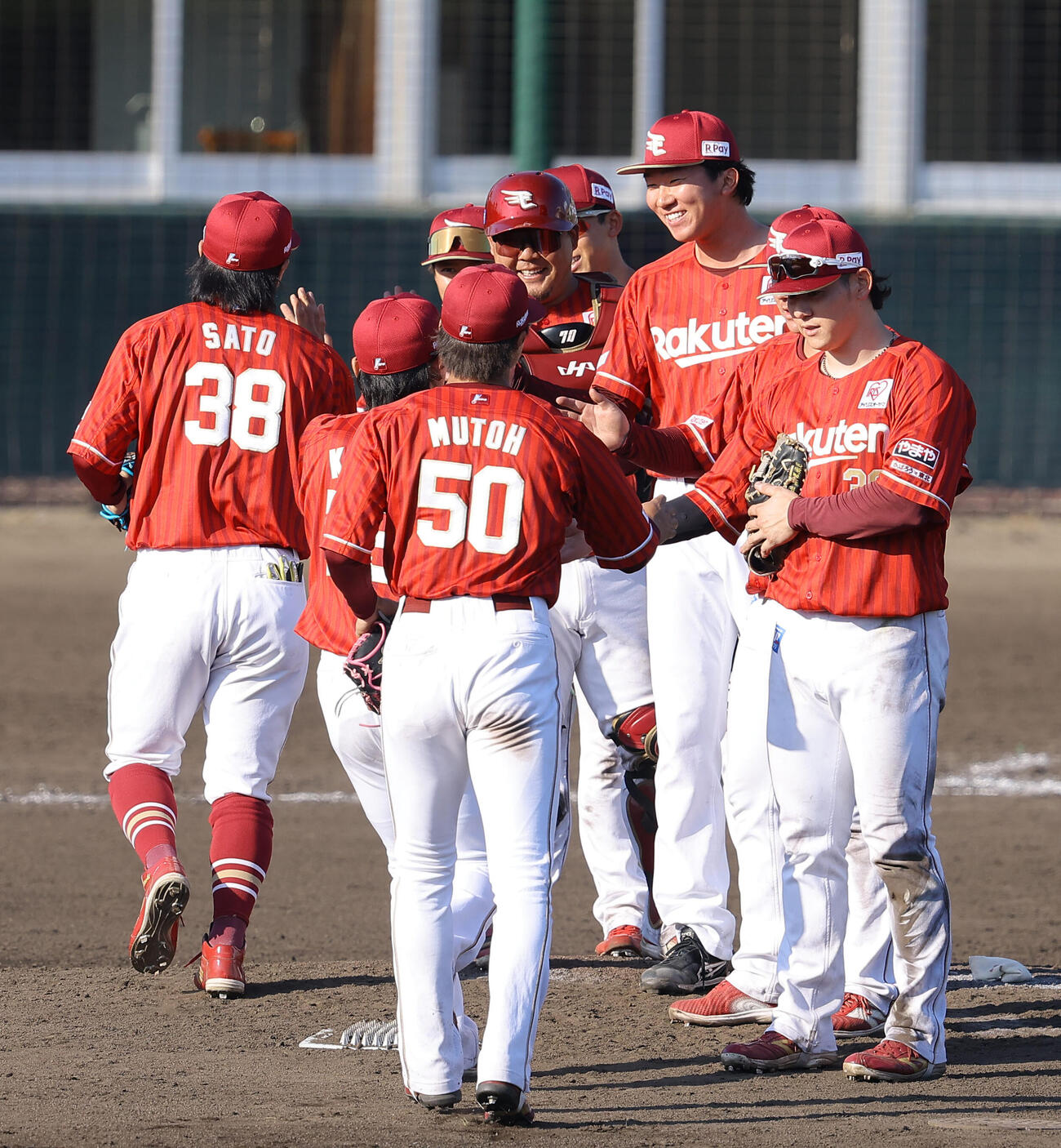 阪神対楽天　阪神に勝利し笑顔を見せる楽天ナイン（撮影・上田博志）