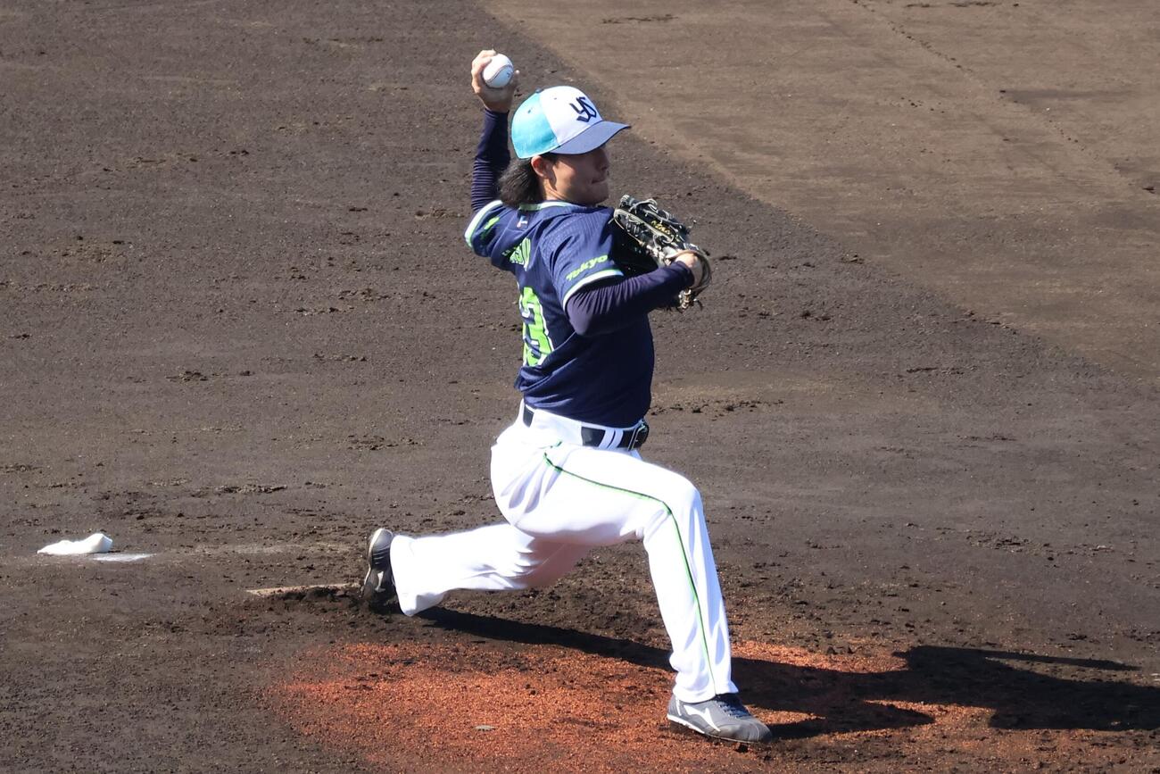 ライブBPに登板したヤクルト・ドラフト4位の増居（撮影・塚本光）