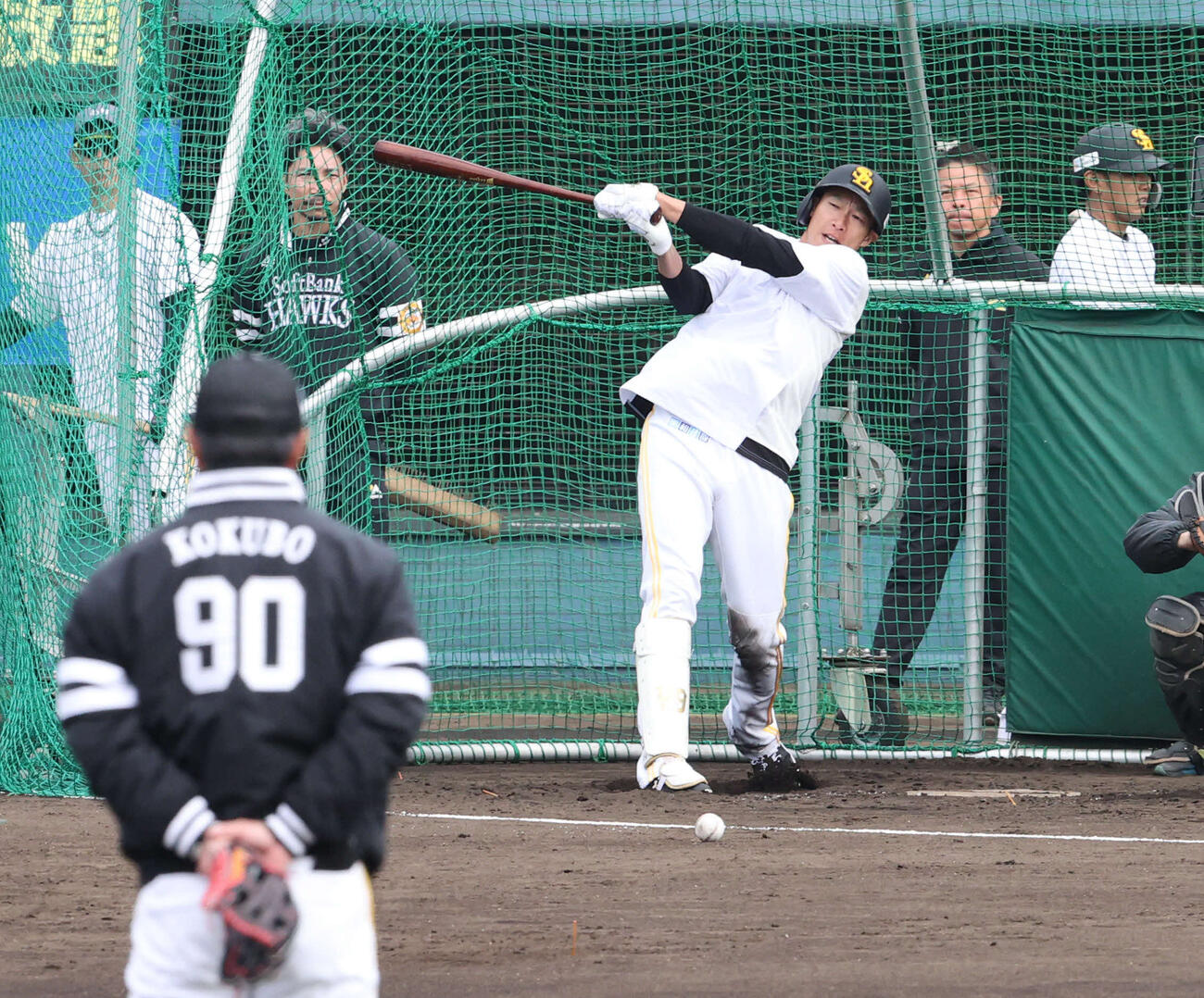 小久保監督が見守る中、ランチ特打をする柳田（撮影・梅根麻紀）