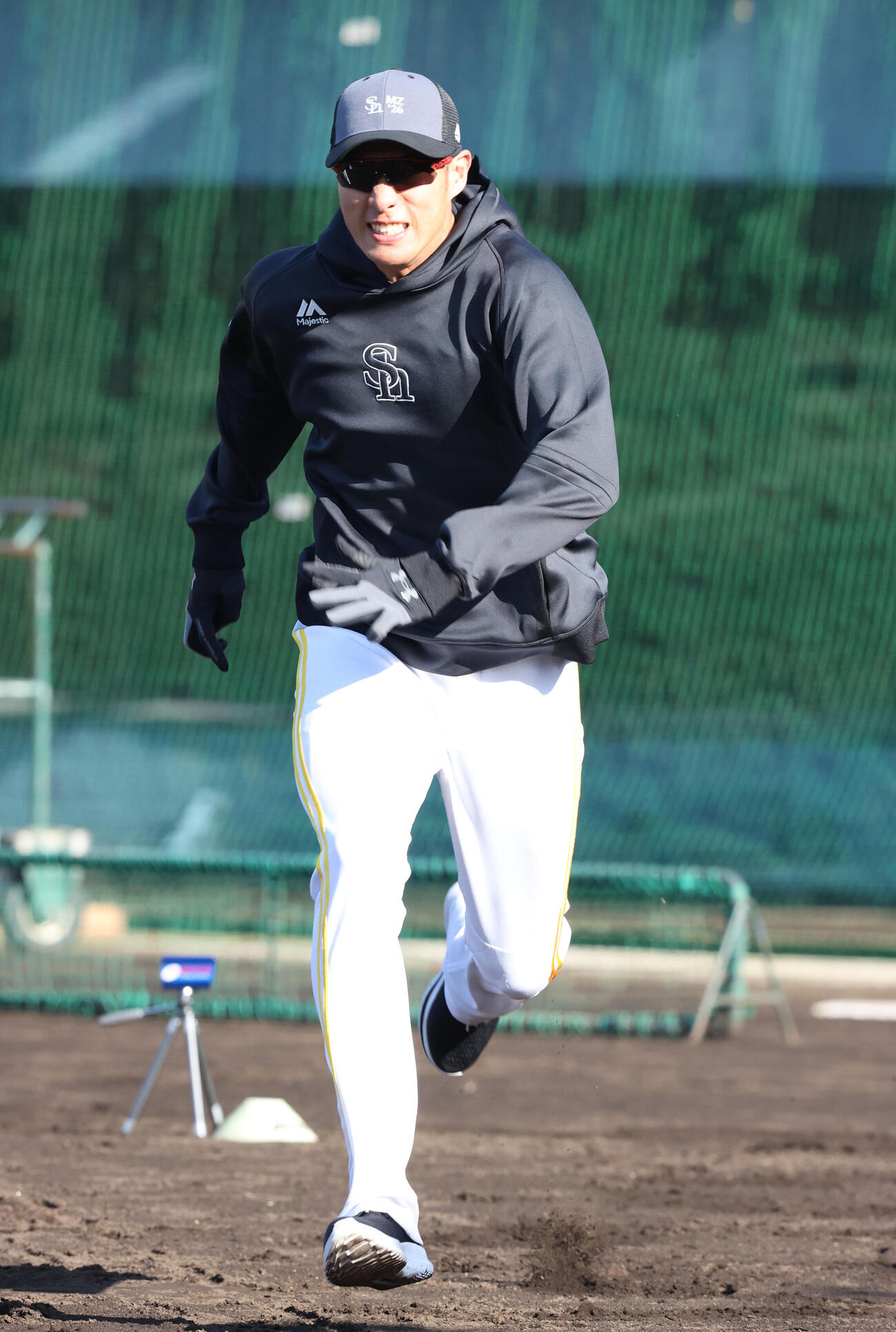 勢いよくダッシュする柳田（撮影・梅根麻紀）