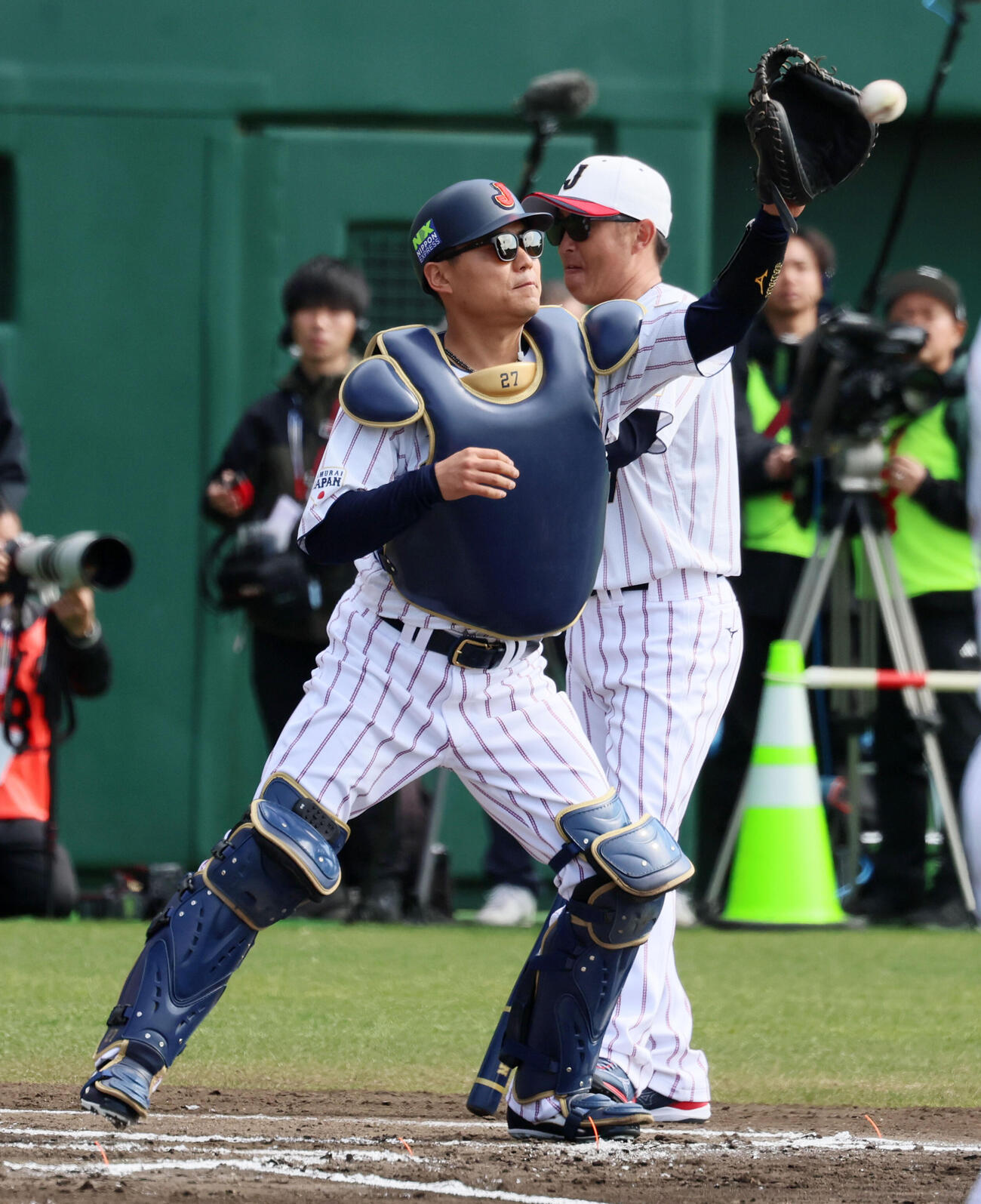 シートノックうける侍ジャパン中村悠（撮影・加藤哉）