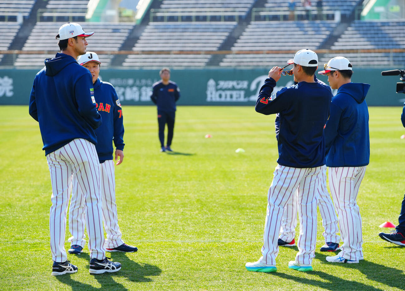 練習前に坂本（右）、中村悠（同右人目）らと言葉を交わすダルビッシュ（左）（撮影・垰建太）