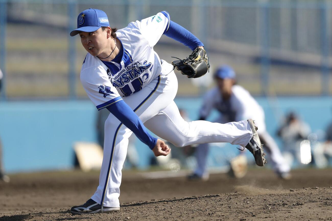 DeNA対ロッテ　7回表ロッテ2死一、二塁、力投する橋本（撮影・河田真司）