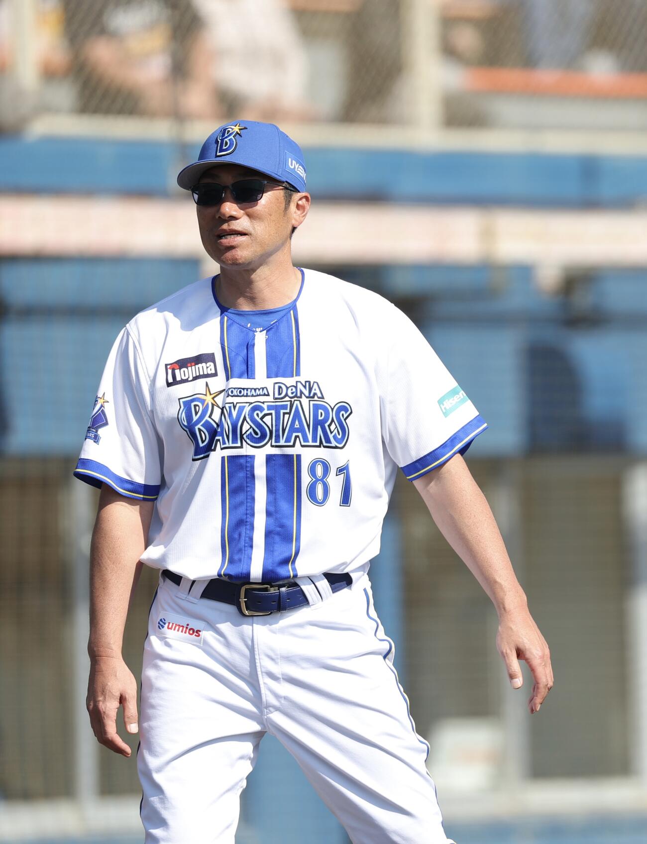 DeNA対ロッテ　6回裏を終え、選手交代を告げる相川監督（撮影・河田真司）