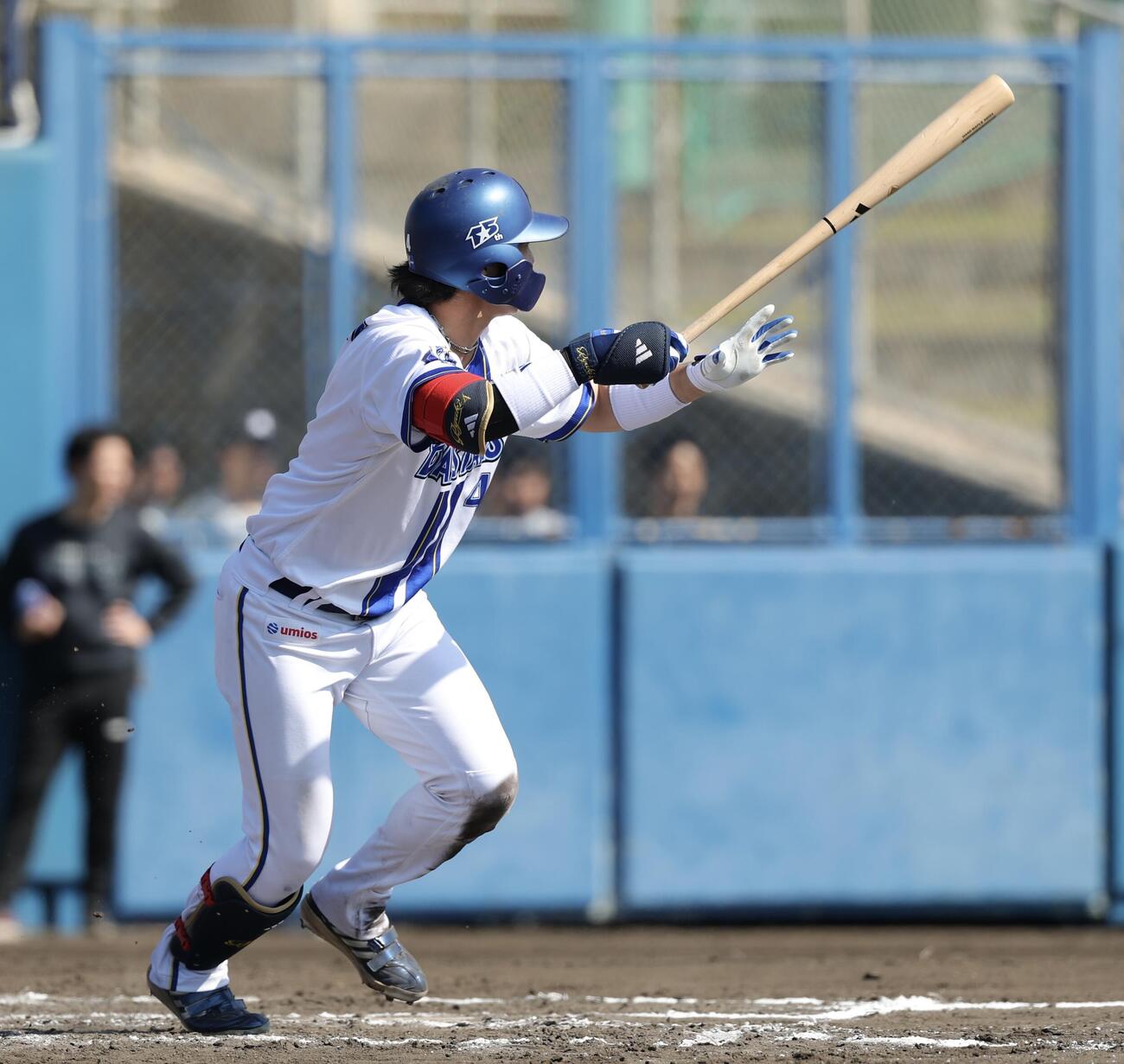 DeNA対ロッテ　6回裏DeNA2死一、二塁、左前打を放つ度会（撮影・河田真司）