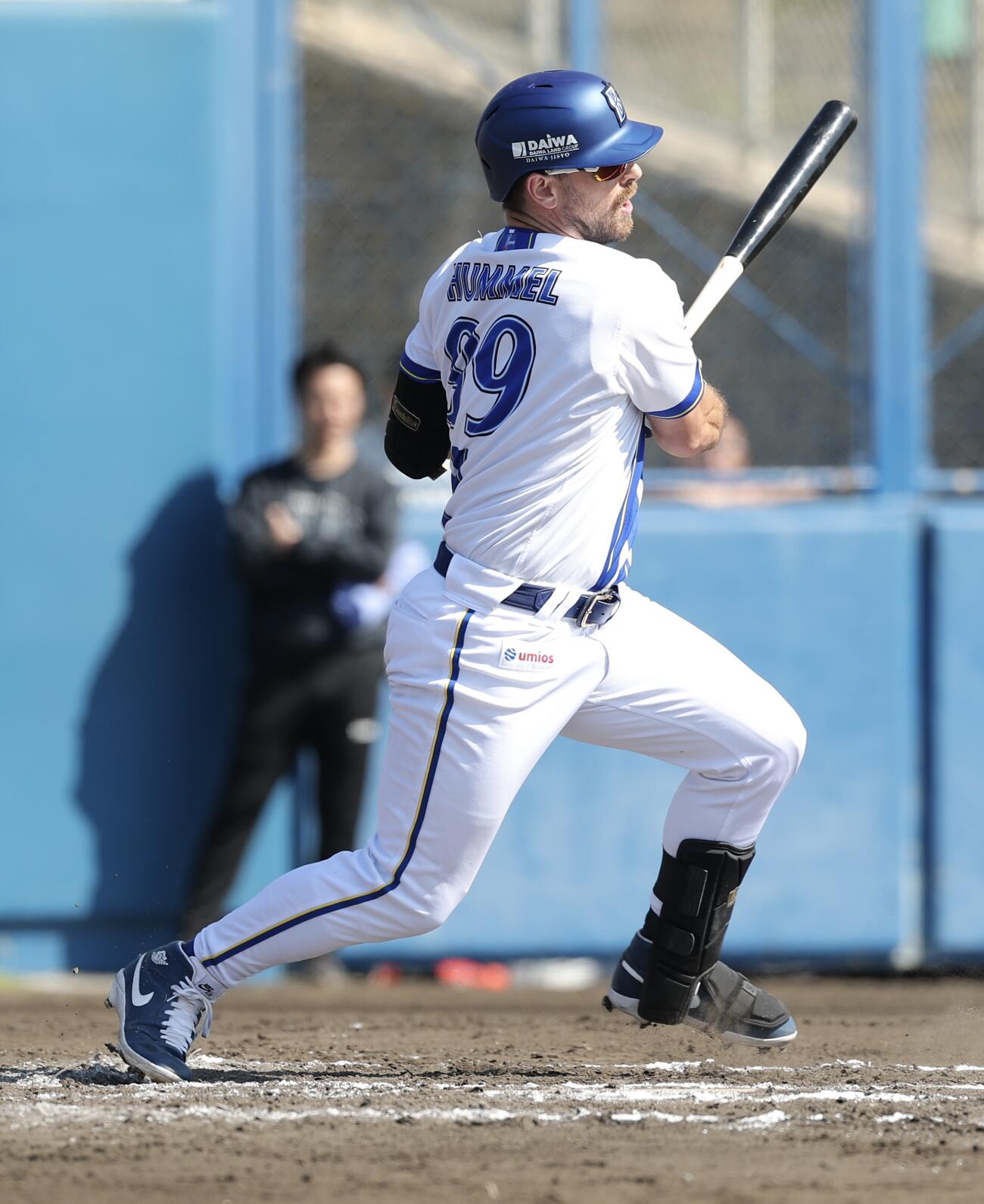 DeNA対ロッテ　6回裏DeNA1死、内野安打を放つヒュンメル（撮影・河田真司）