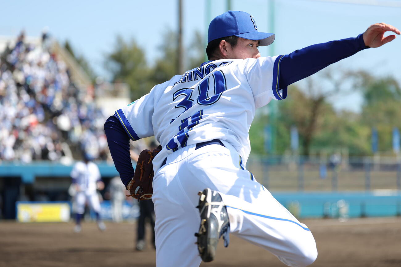 DeNA対ロッテ　4回裏、調整する篠木（撮影・河田真司）