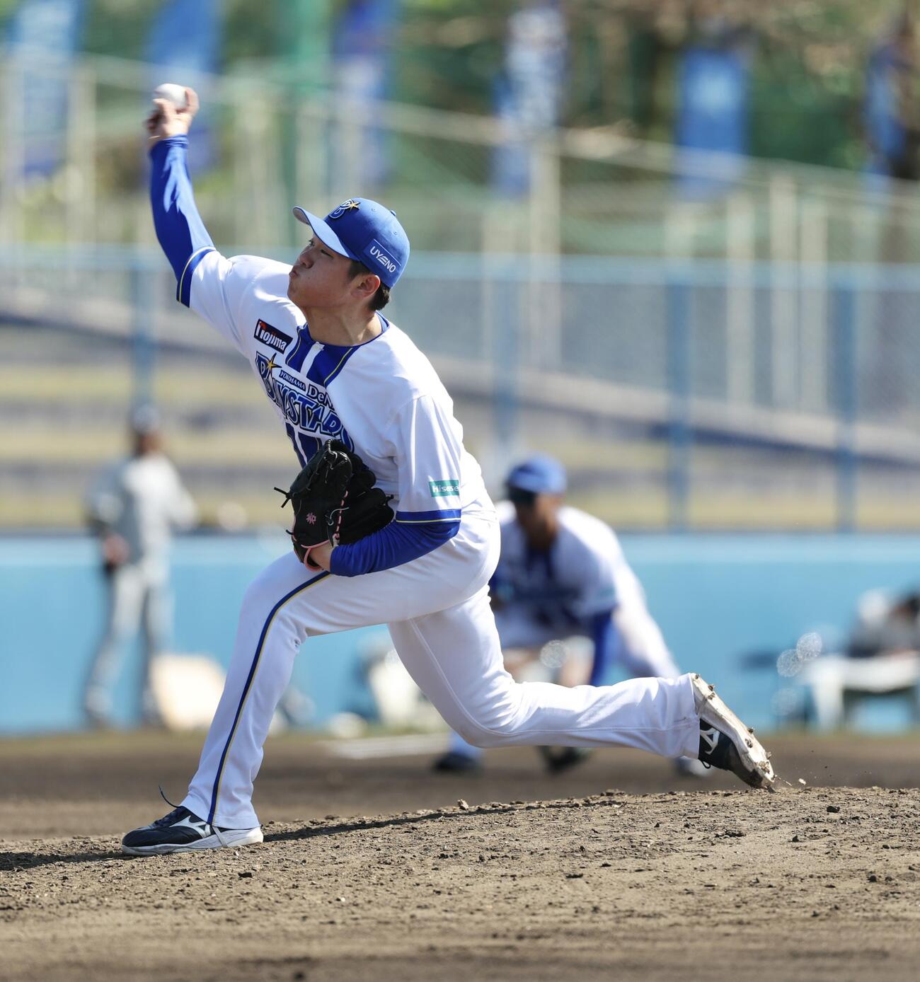 DeNA対ロッテ　6回表、3番手で登板する若松（撮影・河田真司）