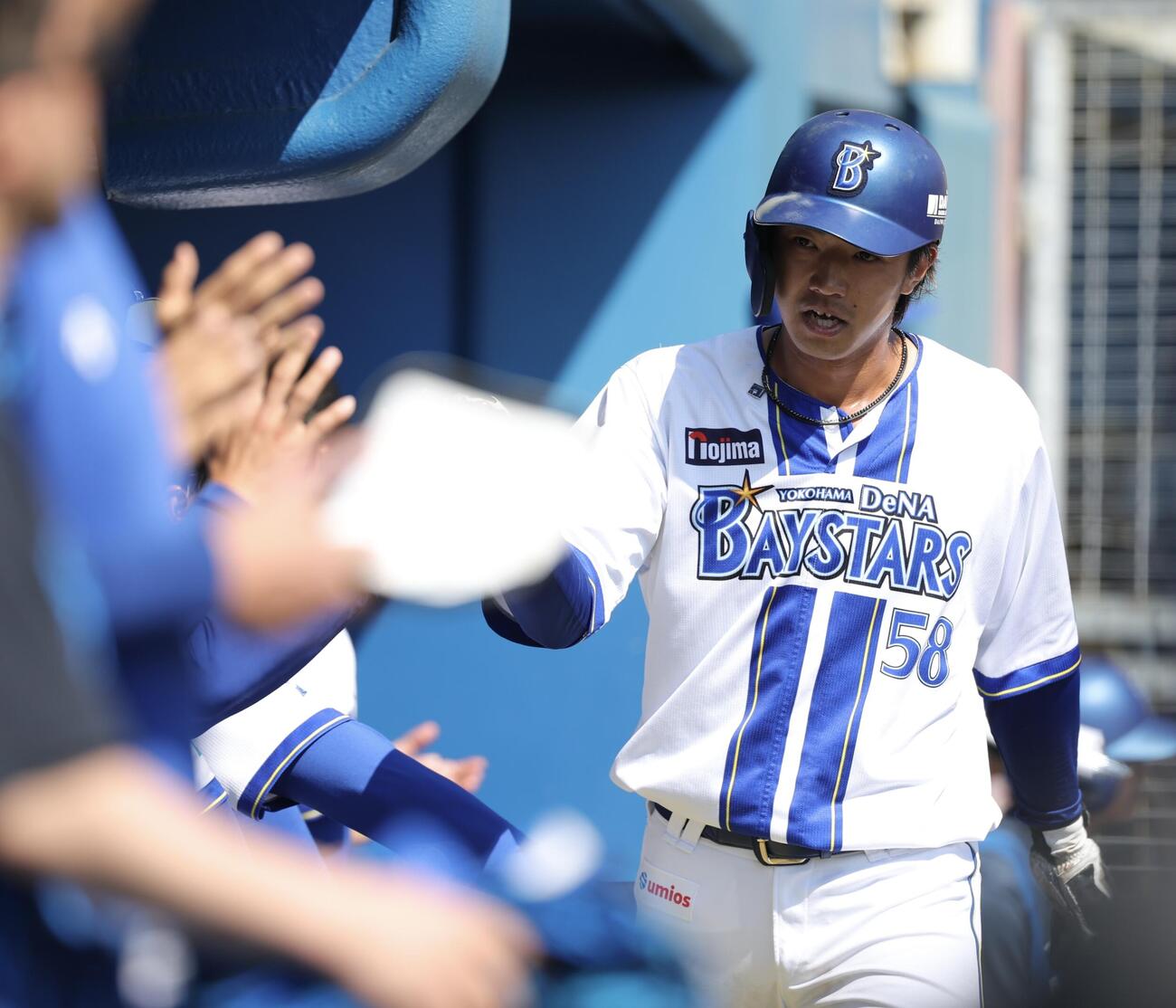 DeNA対ロッテ　4回裏DeNA1死二塁、山本の右前同点適時打で生還する梶原（撮影・河田真司）