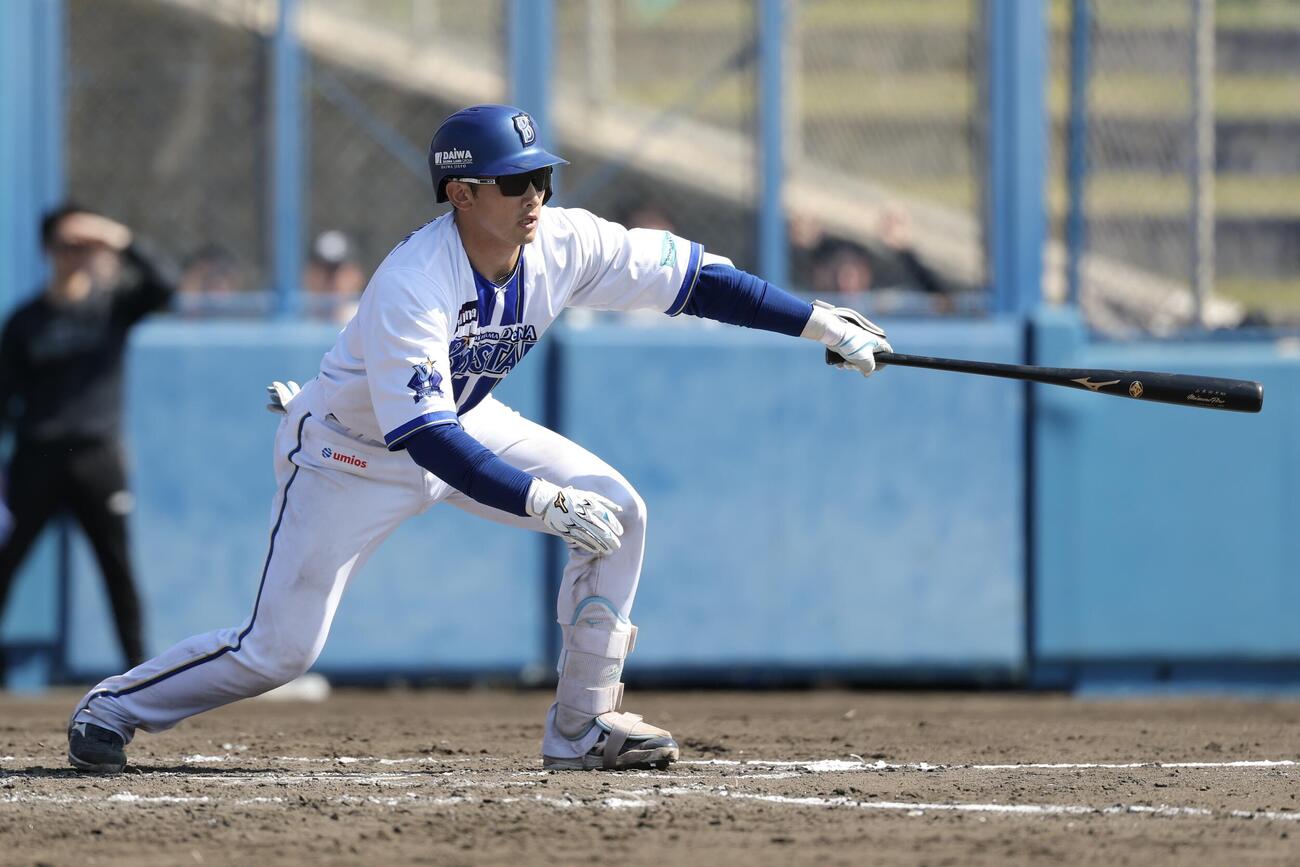 DeNA対ロッテ　4回裏DeNA1死二塁、右前同点適時打を放つ山本（撮影・河田真司）
