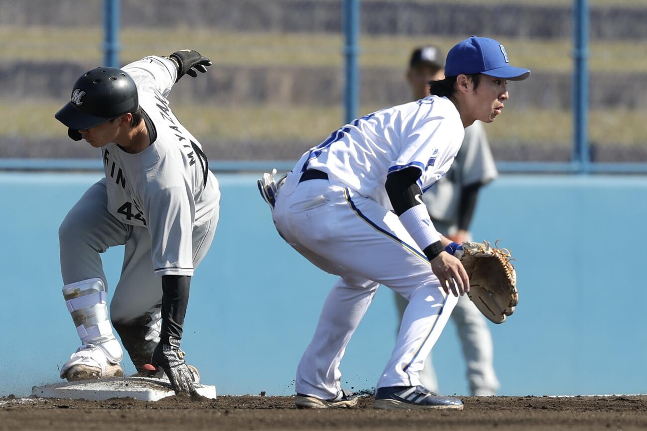 DeNA対ロッテ　7回表、三塁守備に入る度会（撮影・河田真司）