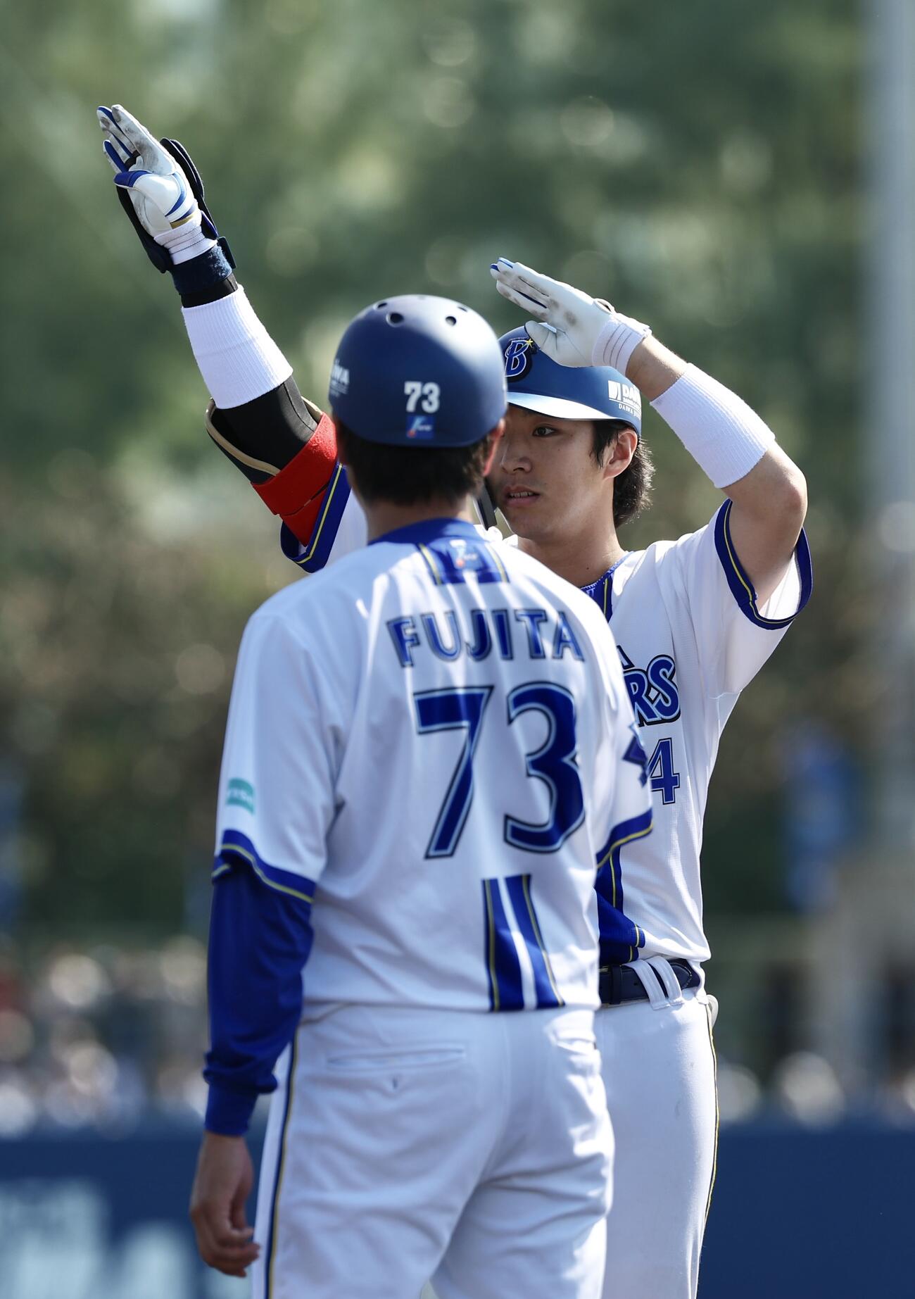 DeNA対ロッテ　6回裏DeNA2死一、二塁、左前打を放ち出塁する度会（撮影・河田真司）