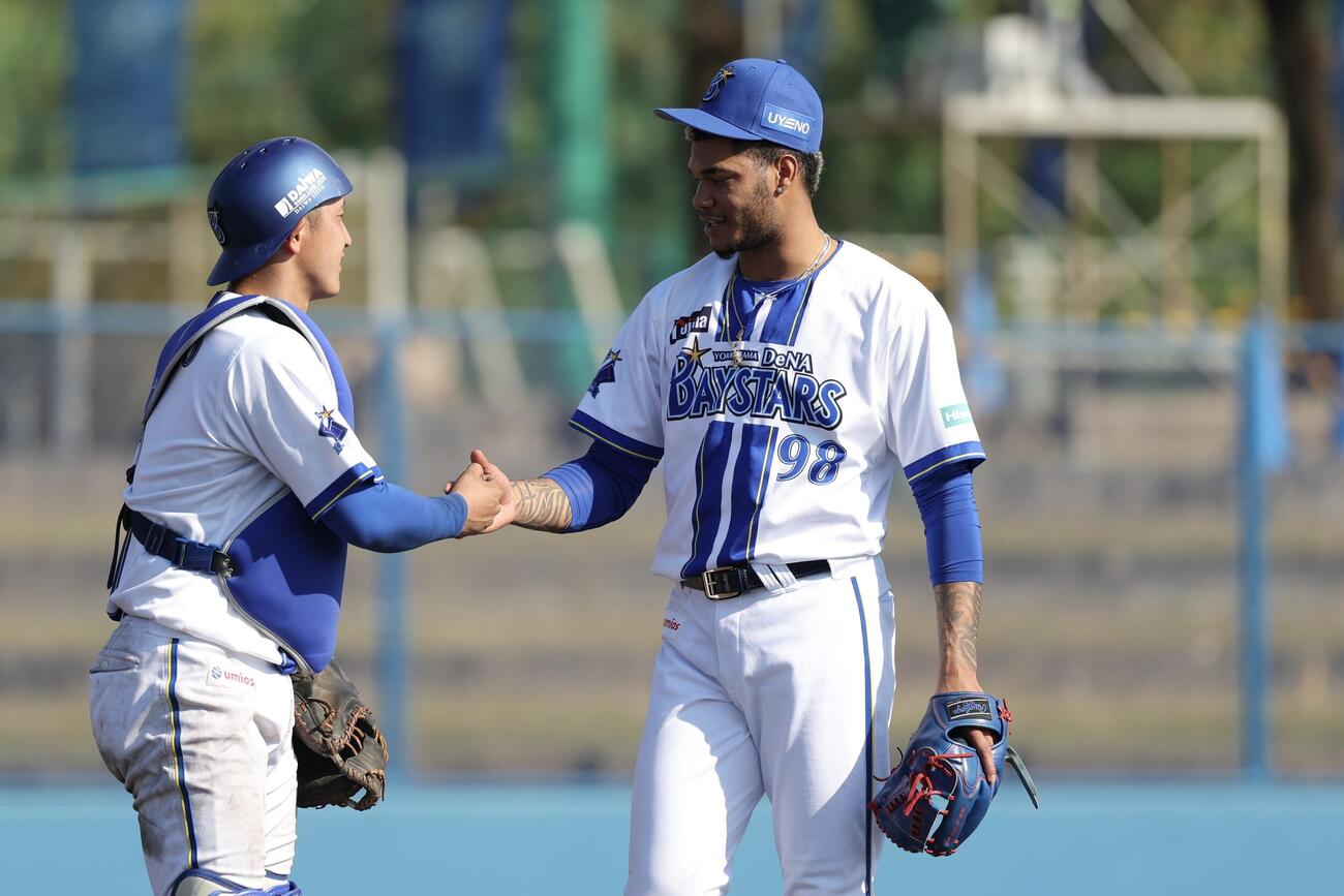 DeNA対ロッテ　9回表を抑えタッチを交わす松尾（左）とマルセリーノ（撮影・河田真司）