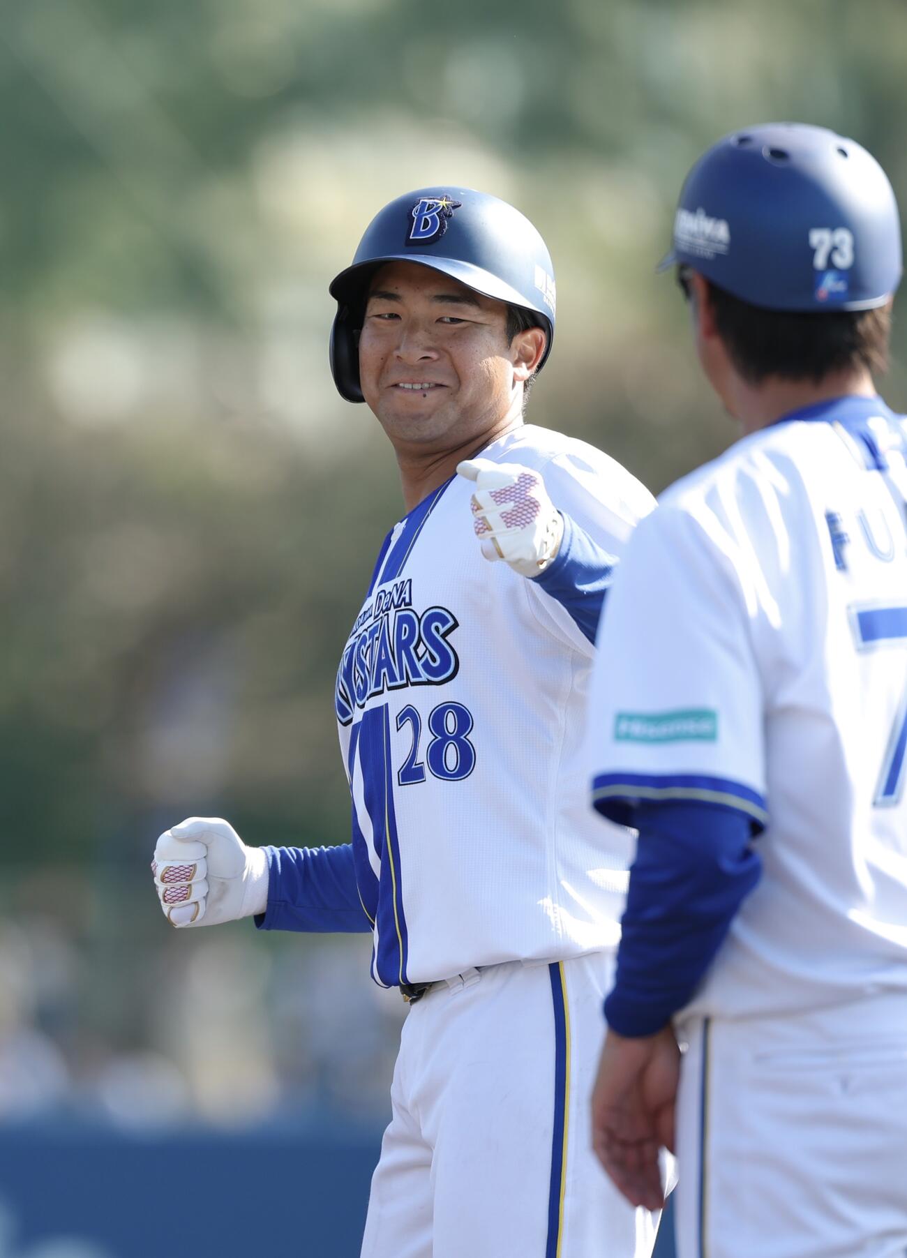 DeNA対ロッテ　7回裏DeNA無死一塁、左前打を放ち出塁する勝又（撮影・河田真司）