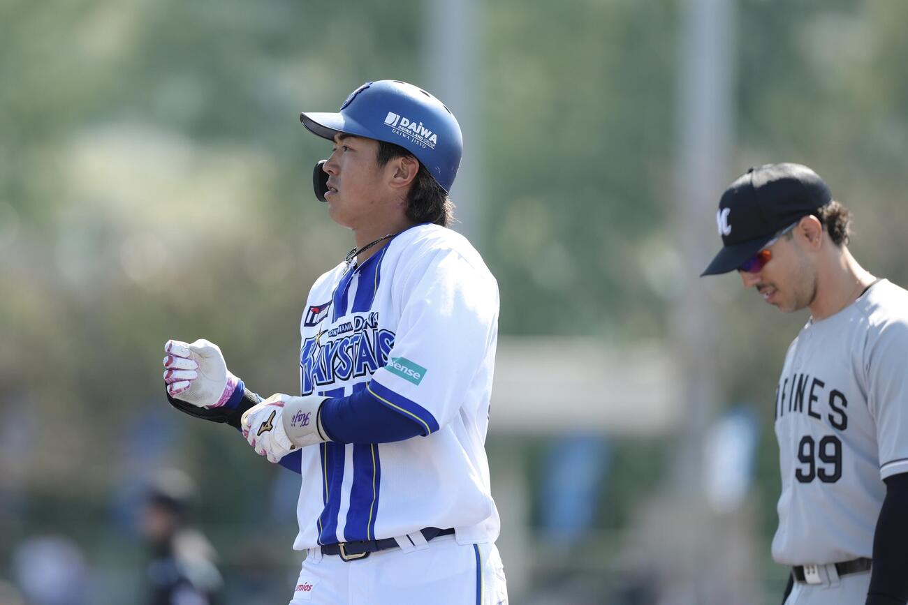 DeNA対ロッテ　4回裏DeNA無死、中前打を放ち出塁する梶原（撮影・河田真司）