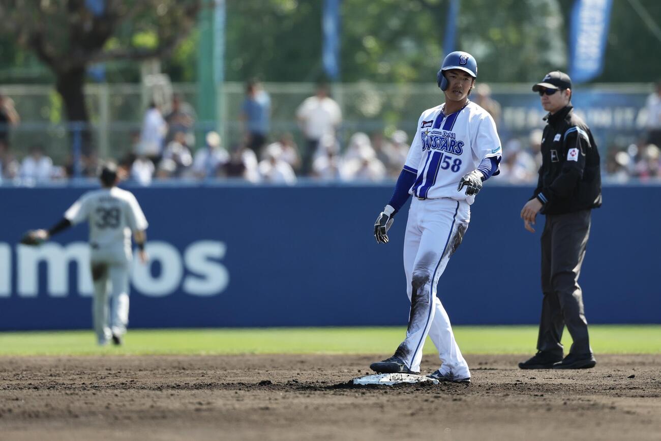 DeNA対ロッテ　4回裏DeNA無死一塁、二盗を決める梶原（撮影・河田真司）