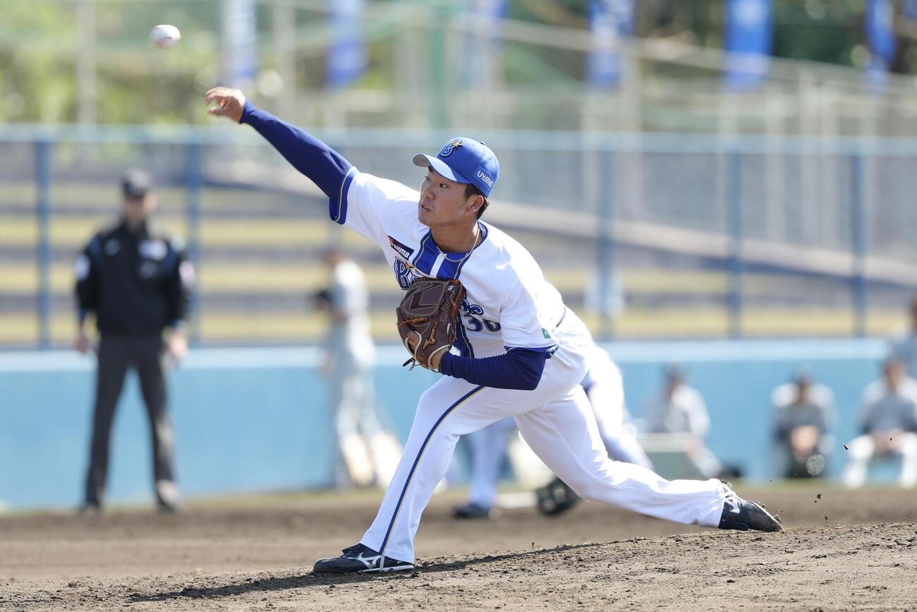 DeNA対ロッテ　3回表、2番手で登板する篠木（撮影・河田真司）