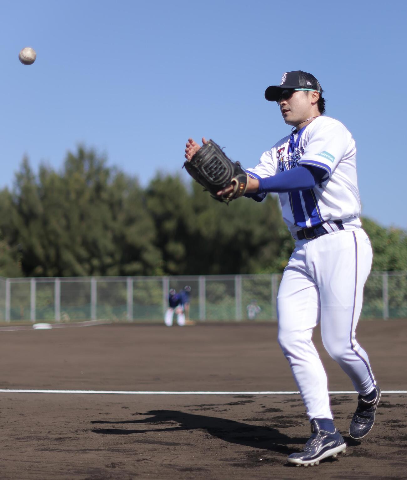 守備練習するDeNA佐野（撮影・河田真司）