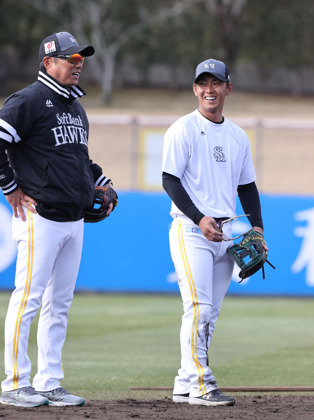 練習の合間に小久保監督と笑顔で話をする今宮（撮影・梅根麻紀）
