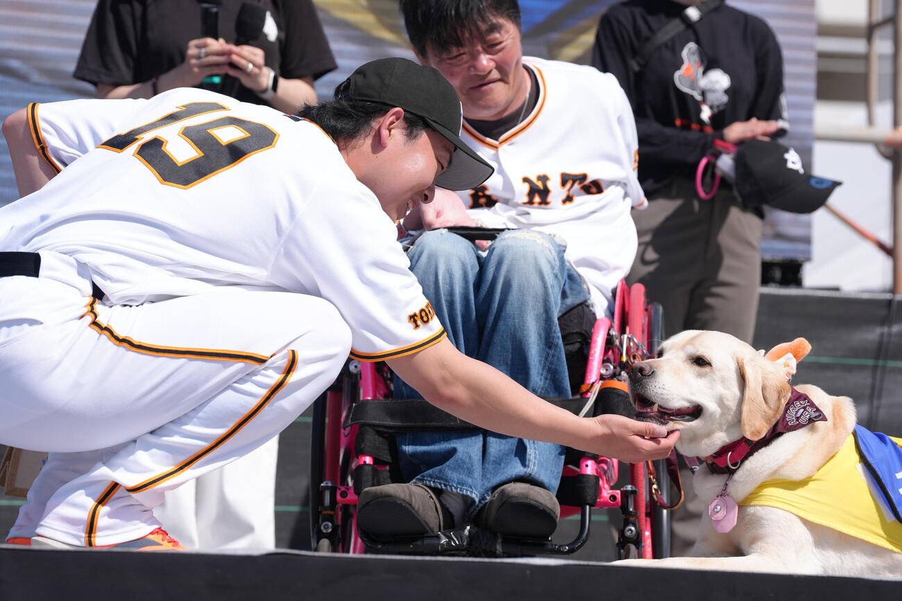 介助犬イベントに登場し、笑顔を見せる巨人山崎（撮影・足立雅史）