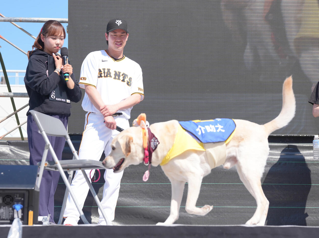 介助犬イベントに登場した巨人山崎（右）（撮影・足立雅史）