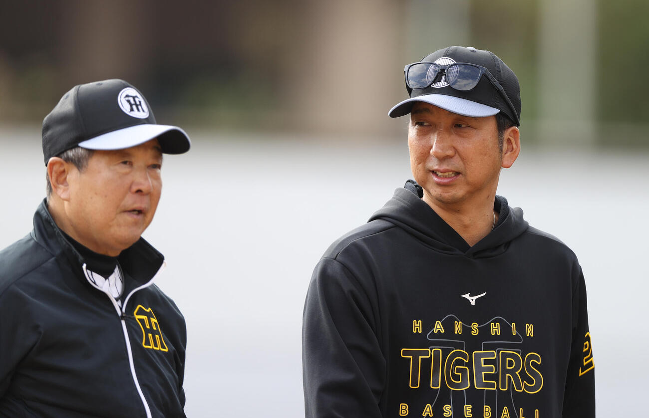 阪神平田2軍監督（左）と藤川監督（26年2月撮影）