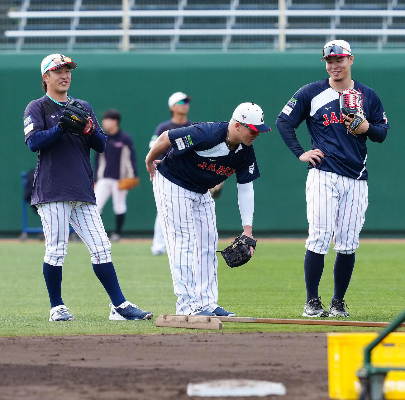 二塁付近で談笑する牧（中央）、佐藤（右）、小園（撮影・垰建太）