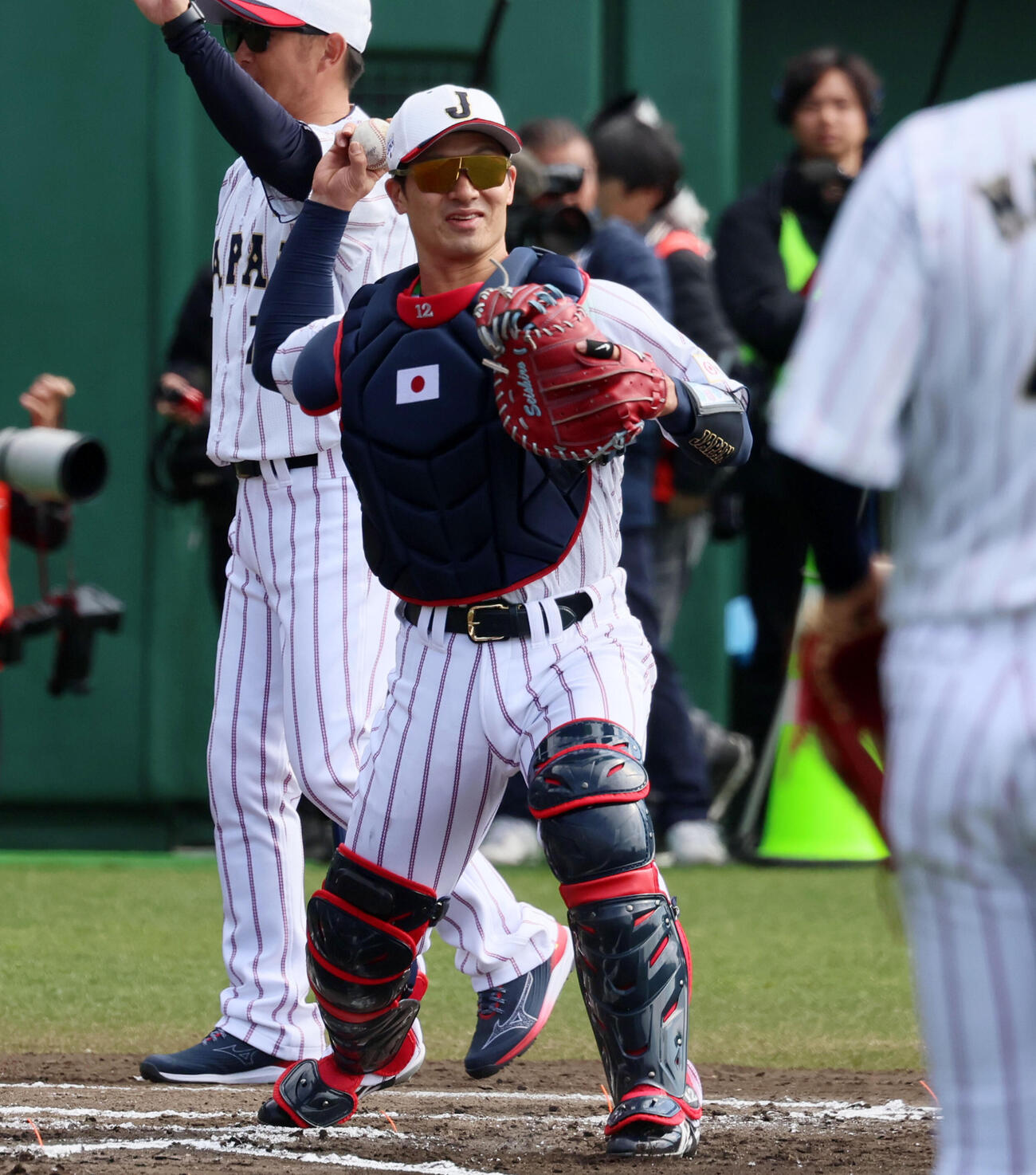 シートノックで本塁から一塁へ送球する侍ジャパン坂本（撮影・加藤哉）