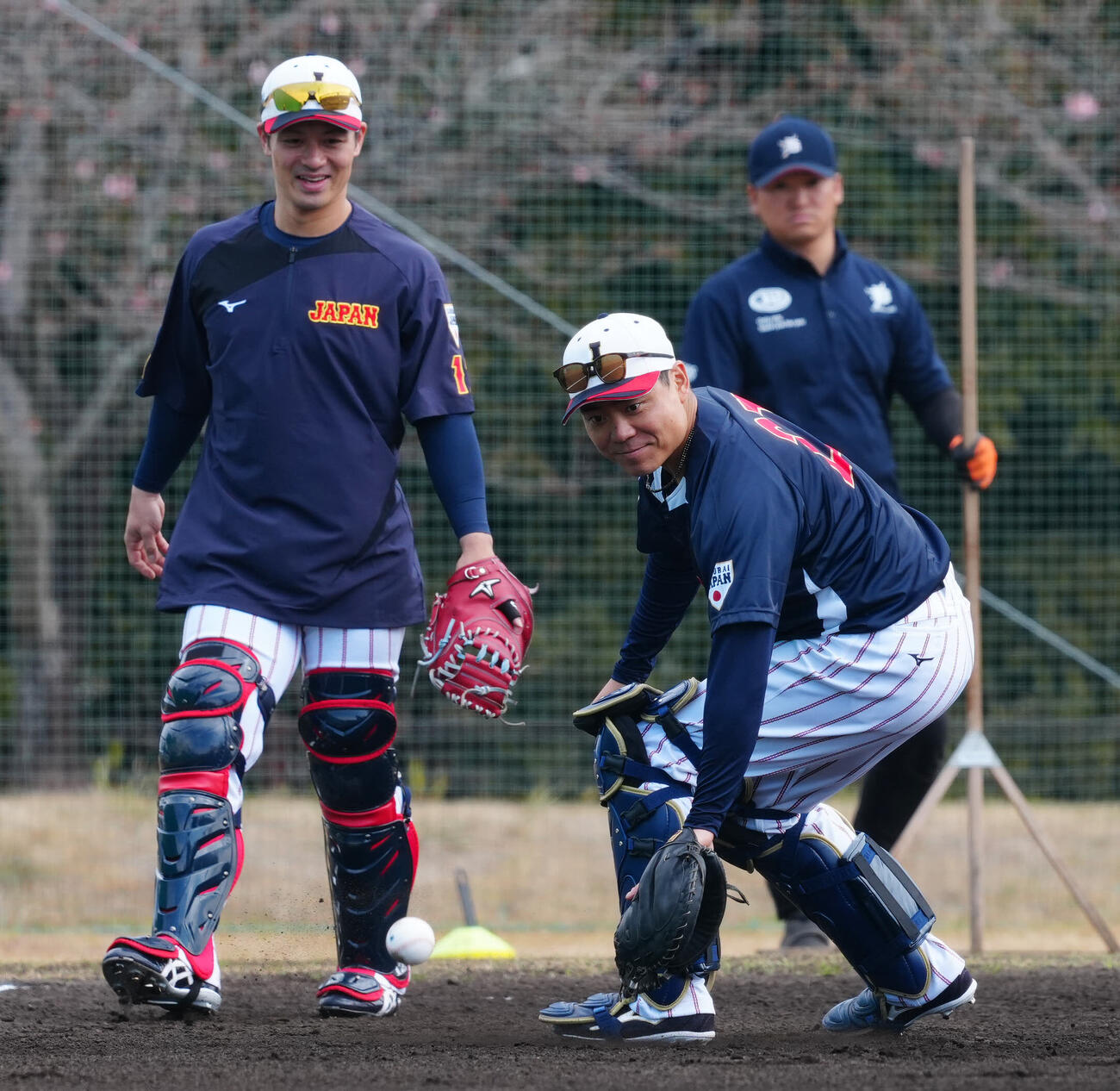ノックを受ける中村悠（右）と坂本（撮影・垰建太）