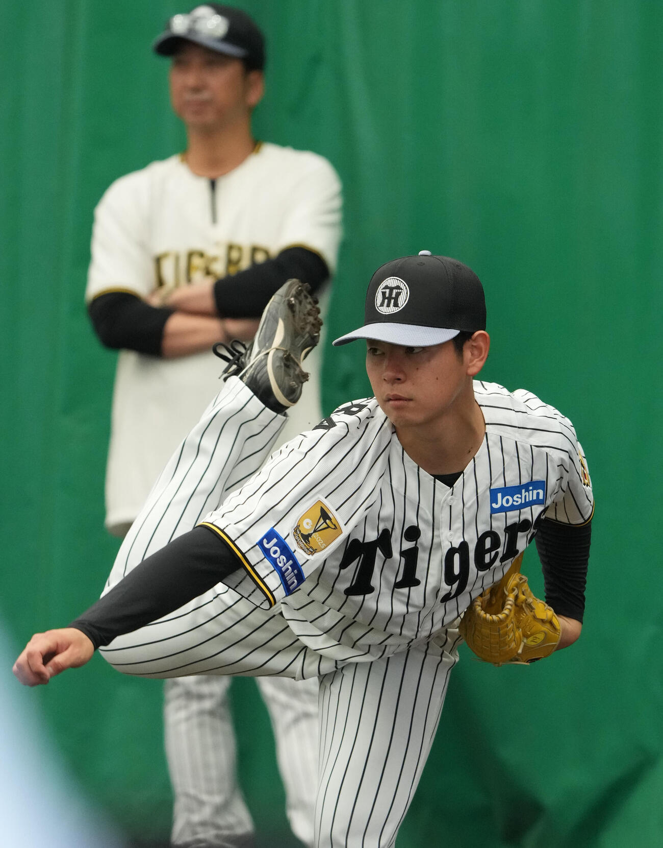 ブルペンで投球練習をする下村（右）左は藤川監督（撮影・森本幸一）