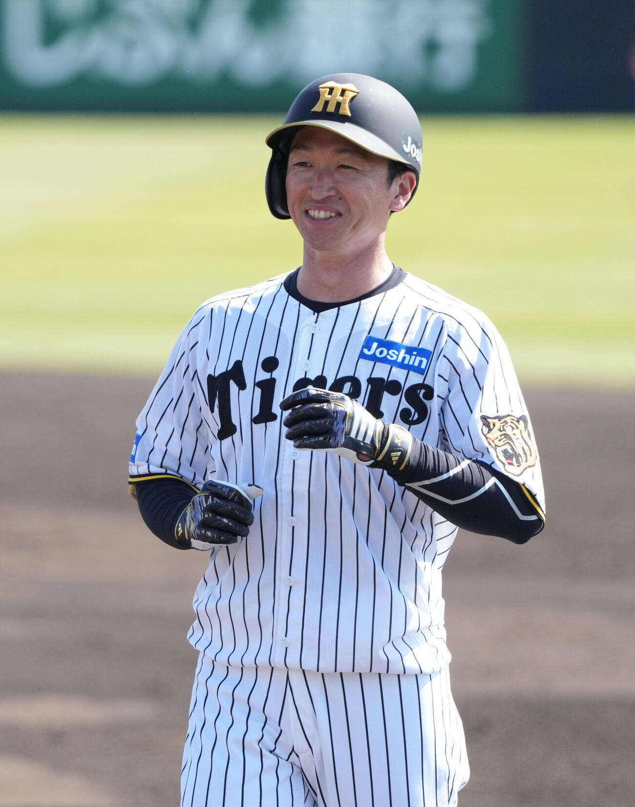 練習試合　阪神対楽天　4回裏阪神無死、左前打を放ち明るい表情を見せる近本（撮影・森本幸一）