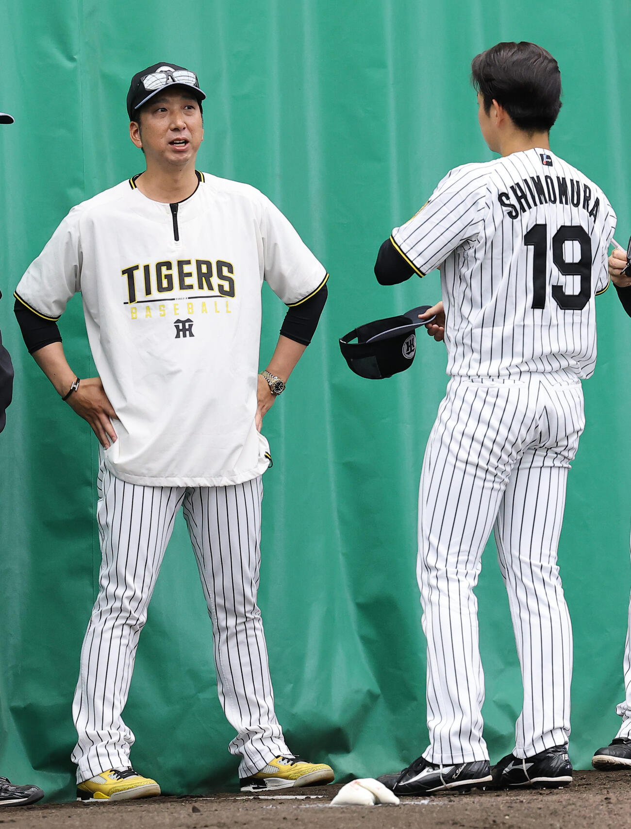 阪神対楽天　阪神下村（右）と話をする藤川監督（撮影・上田博志）