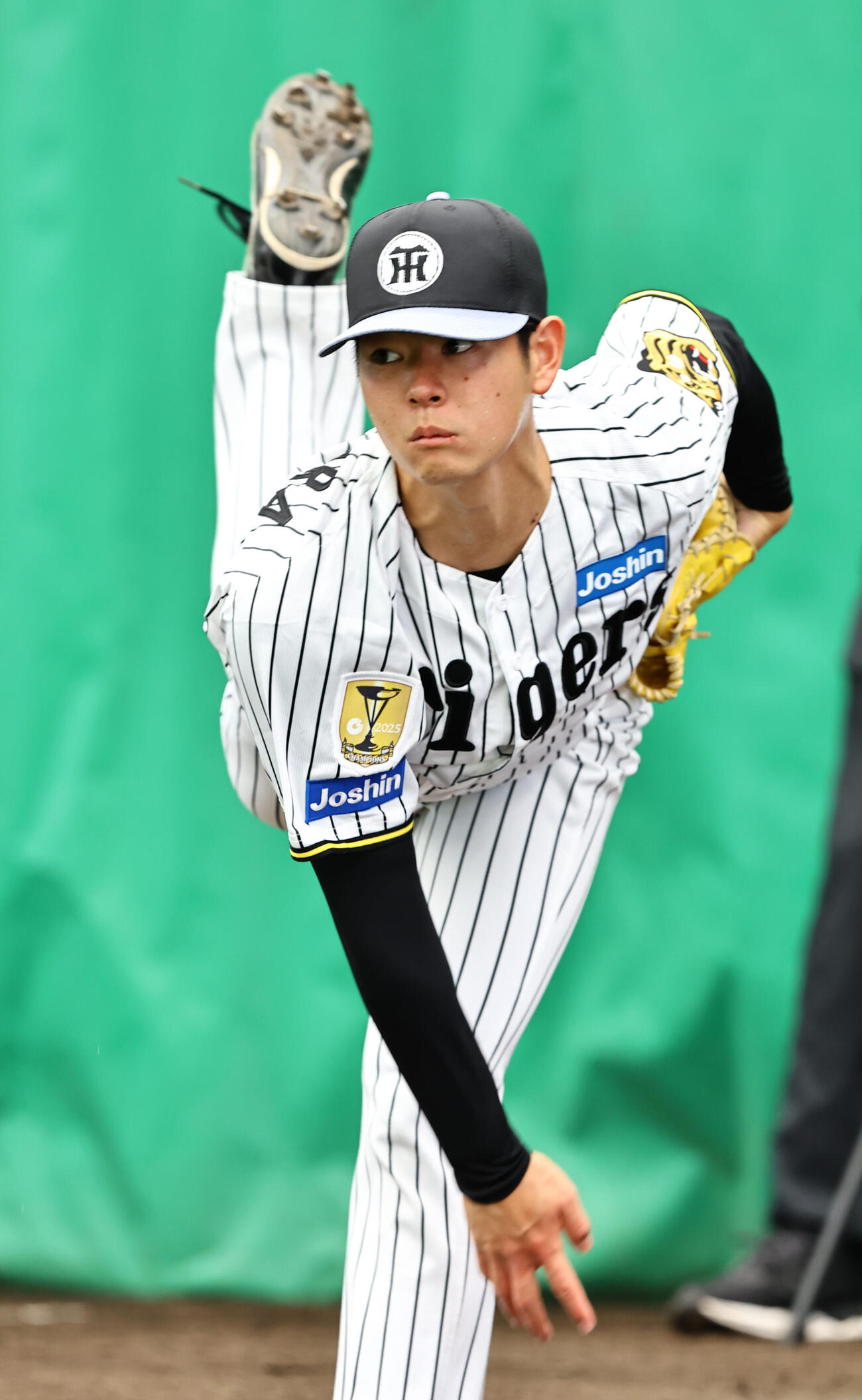 阪神対楽天　ブルペンで投球練習をする下村（撮影・上田博志）