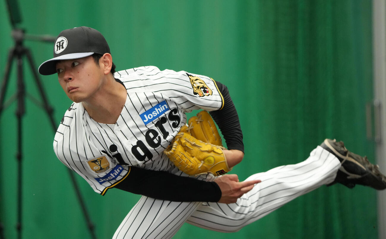 ブルペンで投球練習をする下村（撮影・森本幸一）