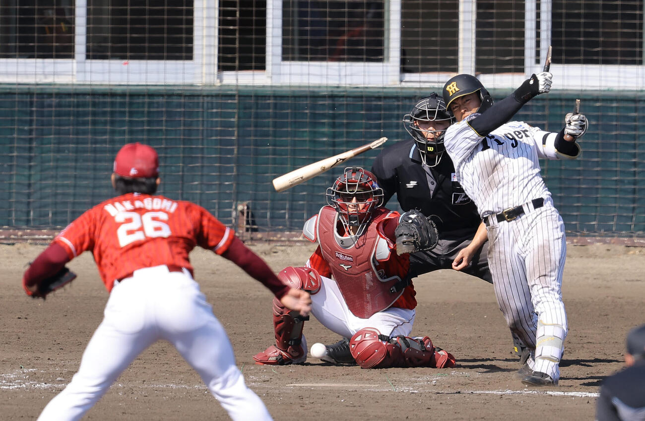 阪神対楽天　5回裏阪神2死満塁、谷端は投ゴロに倒れる（撮影・上田博志）