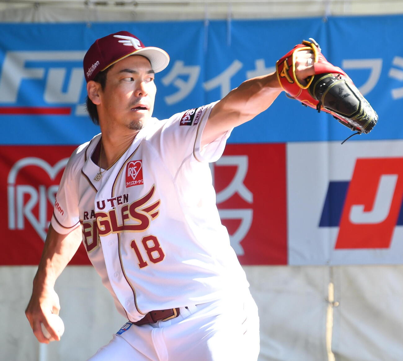 残留練習でブルペン投球する楽天前田健（撮影・山田愛斗）