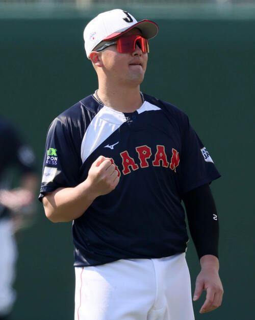 内野で打撃練習の打球を捕球しようとした侍ジャパン森下は誤ってボールをお腹で受けてしまったが、その横で牧がガッツポーズを見せる…（撮影・加藤哉）
