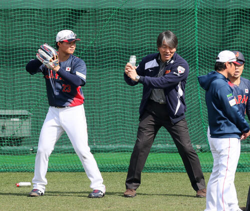 松井氏（右）からアドバイスを受ける侍ジャパン森下（撮影・加藤哉）
