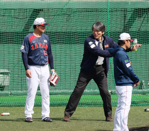 松井氏（右）からアドバイスを受ける侍ジャパン森下（撮影・加藤哉）