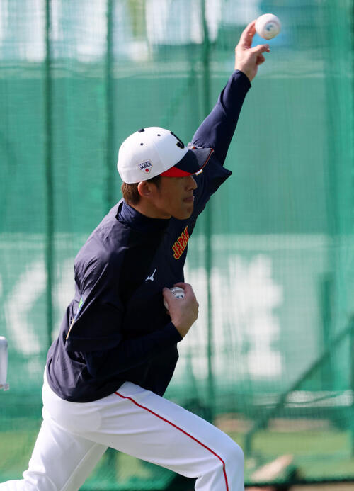特打で打撃投手として登板する侍ジャパン能見コーチ（撮影・加藤哉）