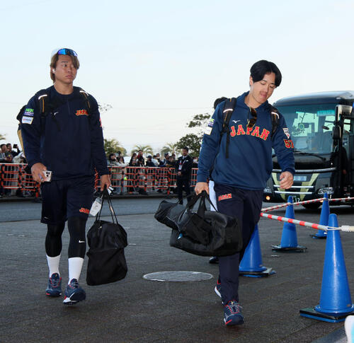 球場に到着した侍ジャパン高橋宏（左）と北山（撮影・加藤哉）